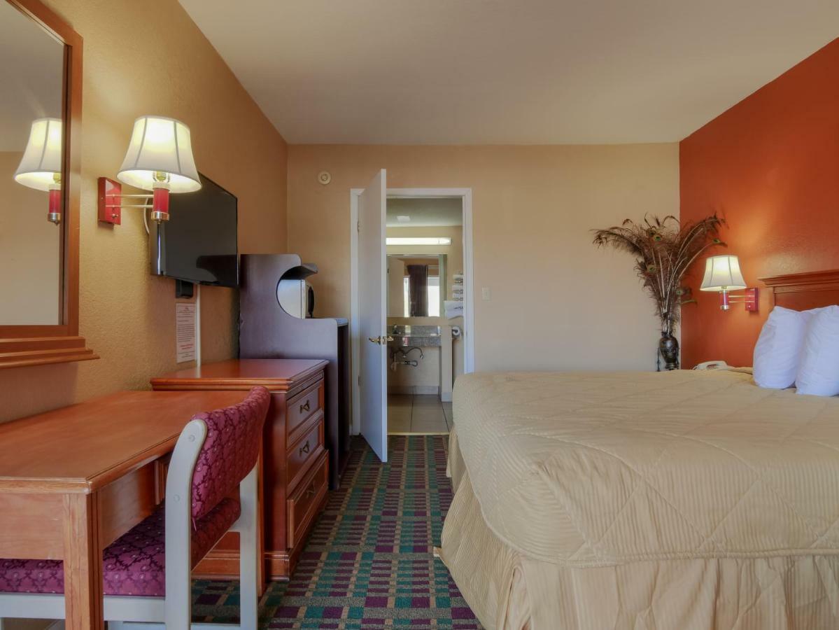 Lakeview Inn - Kingston エクステリア 写真