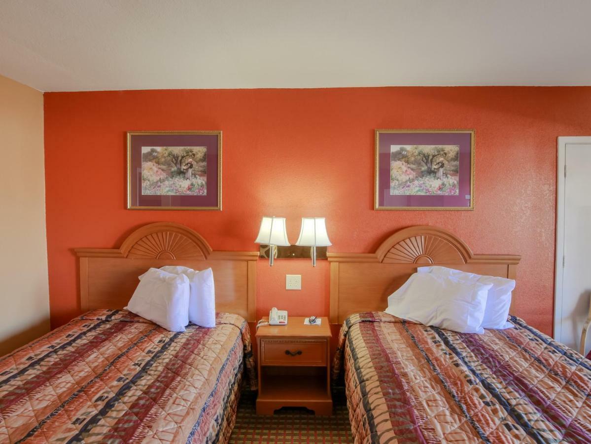 Lakeview Inn - Kingston エクステリア 写真